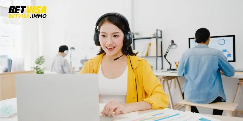 Nhan-vien-betvisa-giup-do-nhiet-tinh